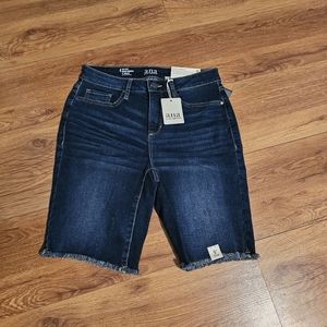 Ana Mid-Rise size 4, 9" INSEAM, NEW WITH TAGS